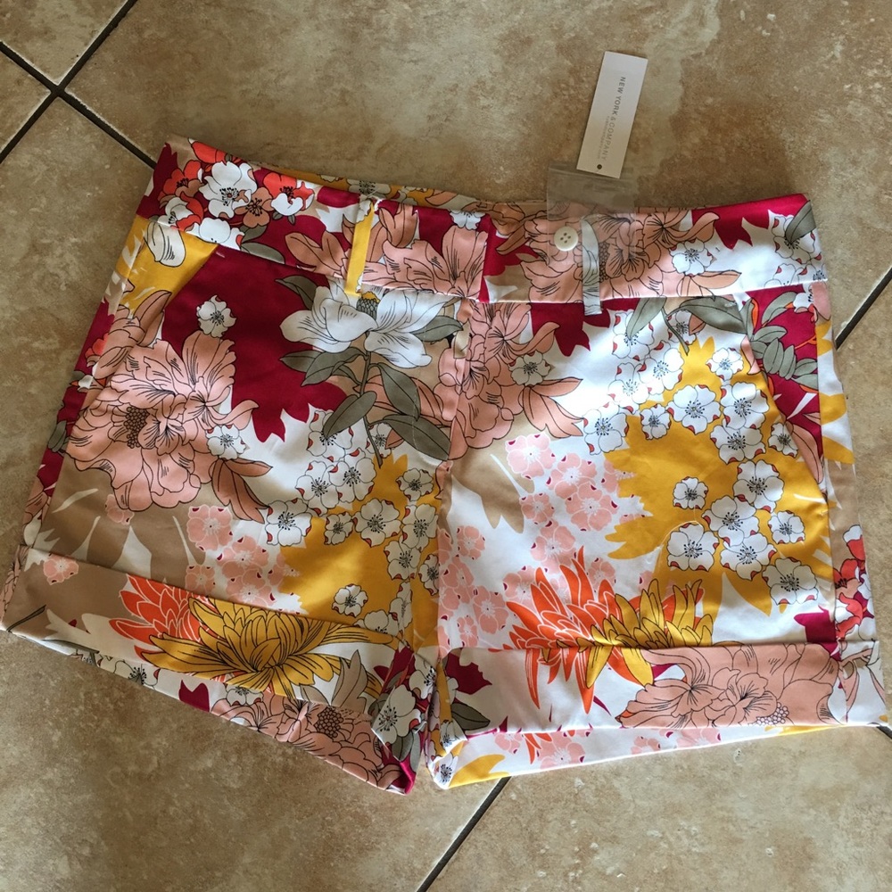 NY & Co. 7th Avenue 4 inch Floral shorts